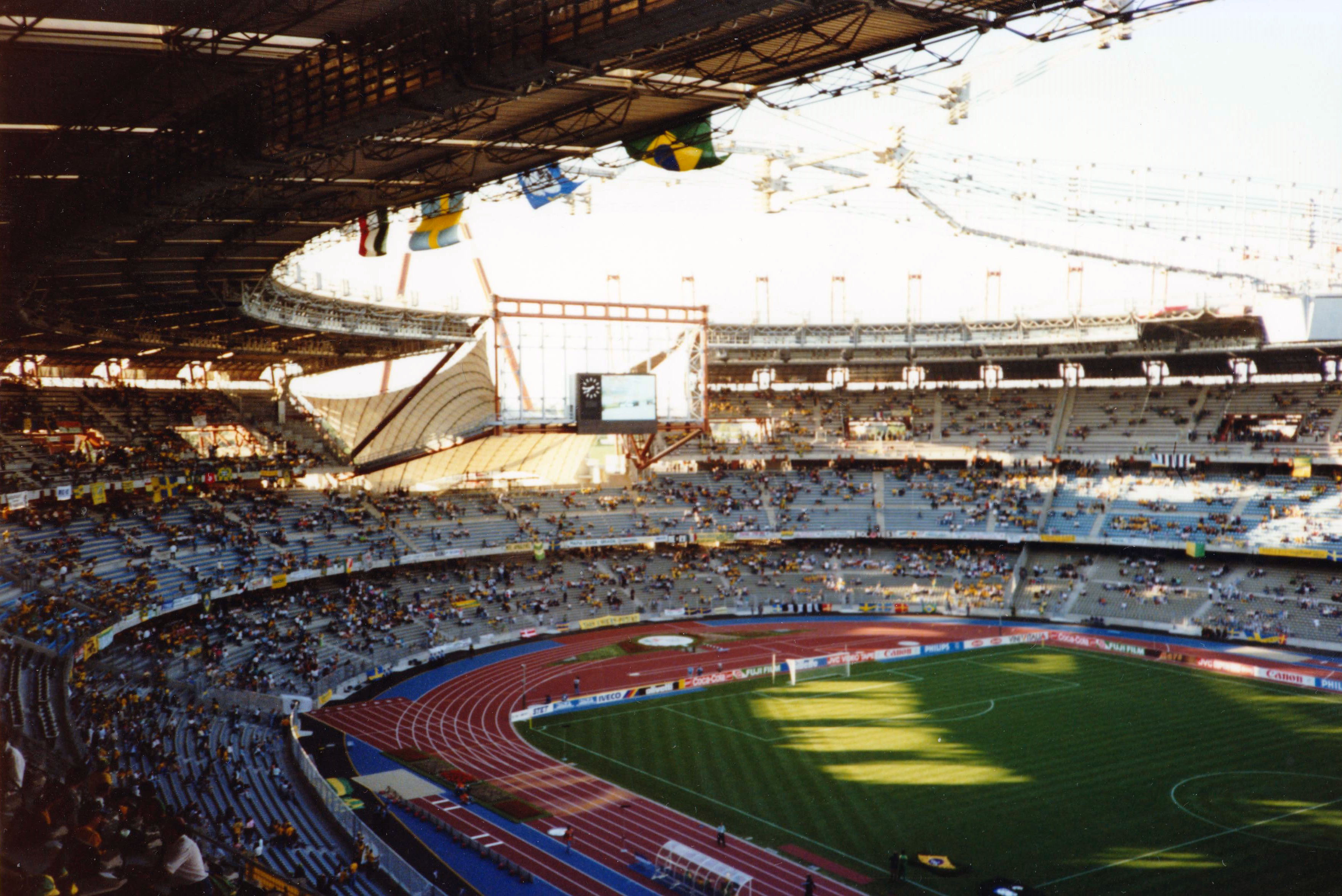 Image from the Delle Alpi stadium,former
                home of Juventus from Turim, showing part of the field and stands.